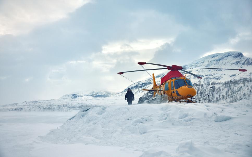 Bild på helikopter som landat på snö.