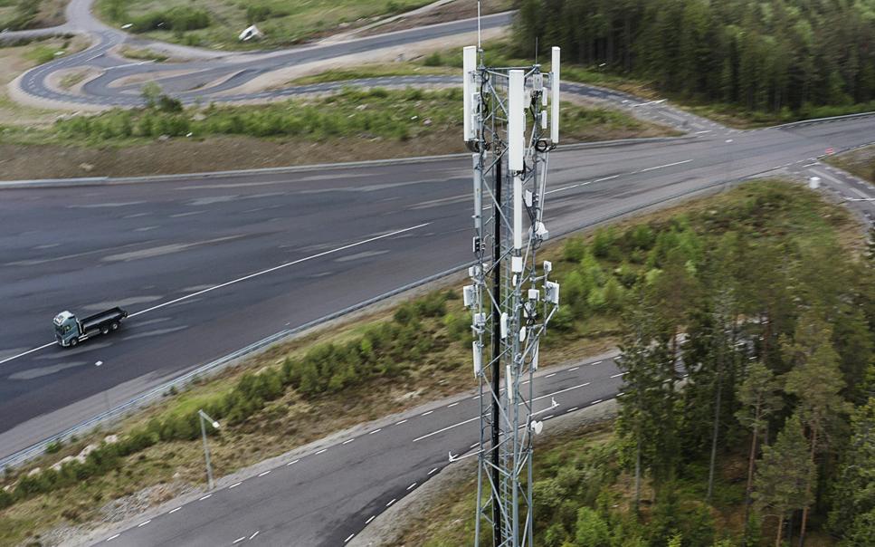 Fibermast och lastbil på industrianläggning