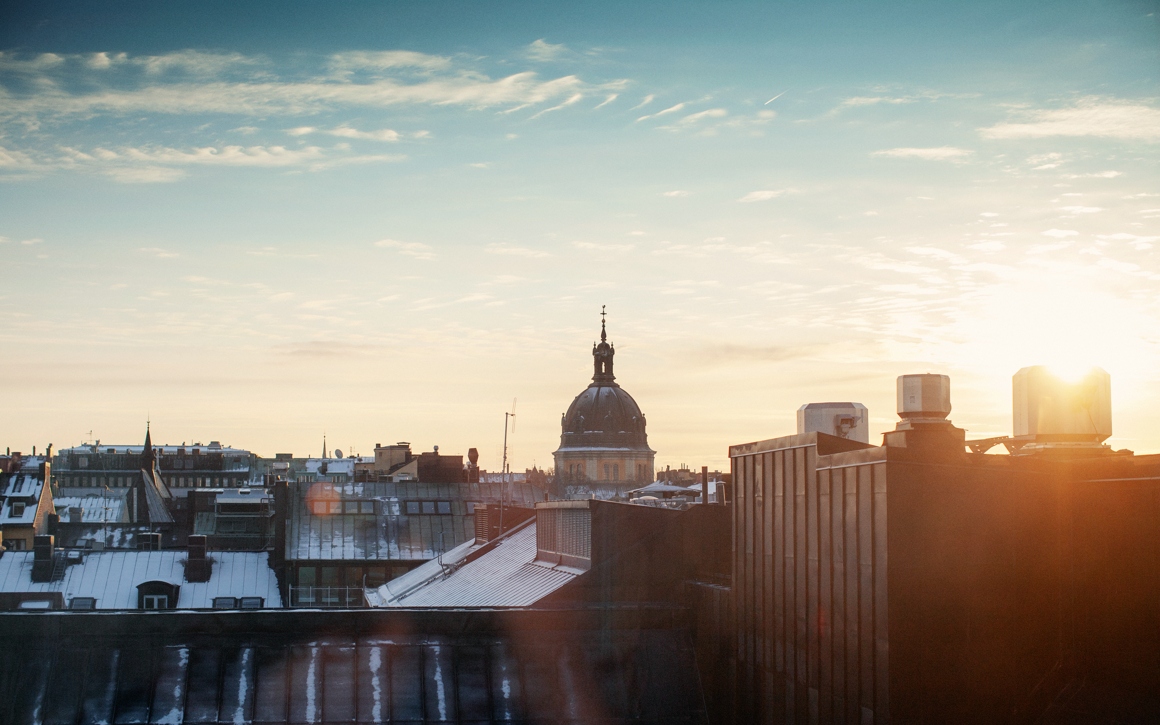 Siluett av stad i solnedgång