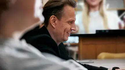 Man framför en laptop