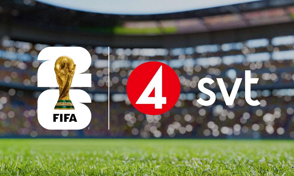 En fotbollsplan med FIFA, TV4 och SVT:s logotoper.