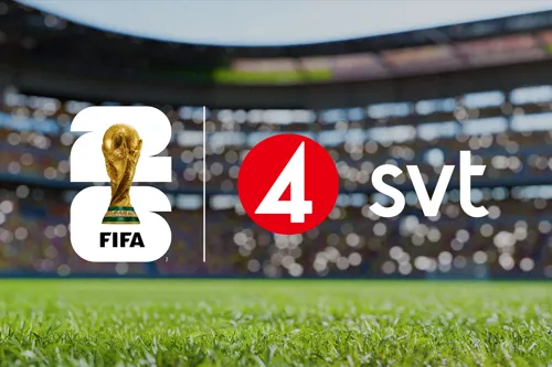 En fotbollsplan med FIFA, TV4 och SVT:s logotoper.