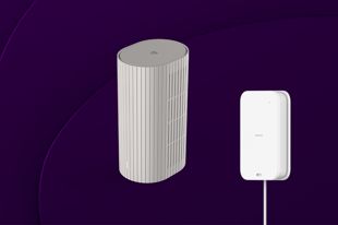 Router MC888PRO och antenn Nokia Fastmile 5G Receiver med lila bakgrund