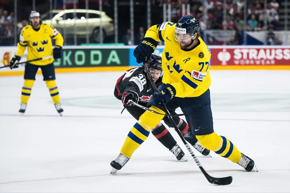 Victor Hedman från Sverige i hockey-VM 2024 under bronsmatchen mellan Sverige och Kanada den 26 maj 2024 i Prag. Kommer svenska landslaget få revansch i år? Streama hockey-VM 2025 på Viaplay med Telia. 