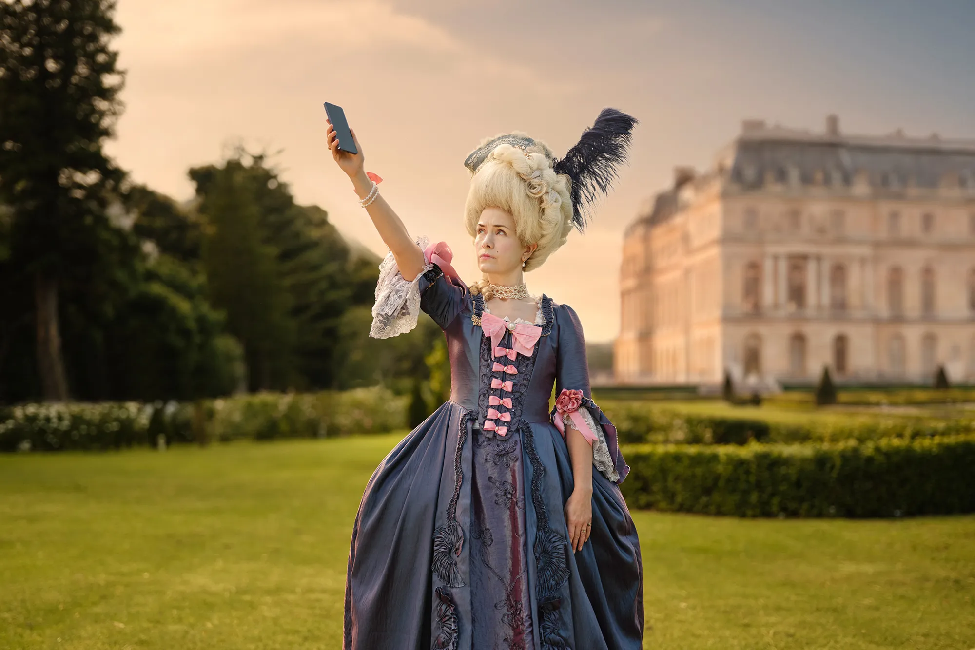 Telia Brandkampanj 2026 - Marie-Antoinette håller upp mobil i luften och letar efter täckning