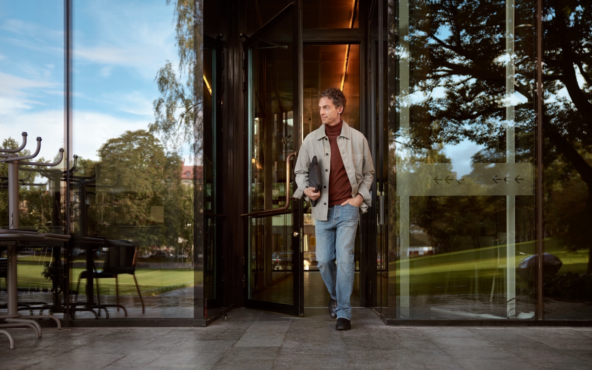 Man går ut från kontor 