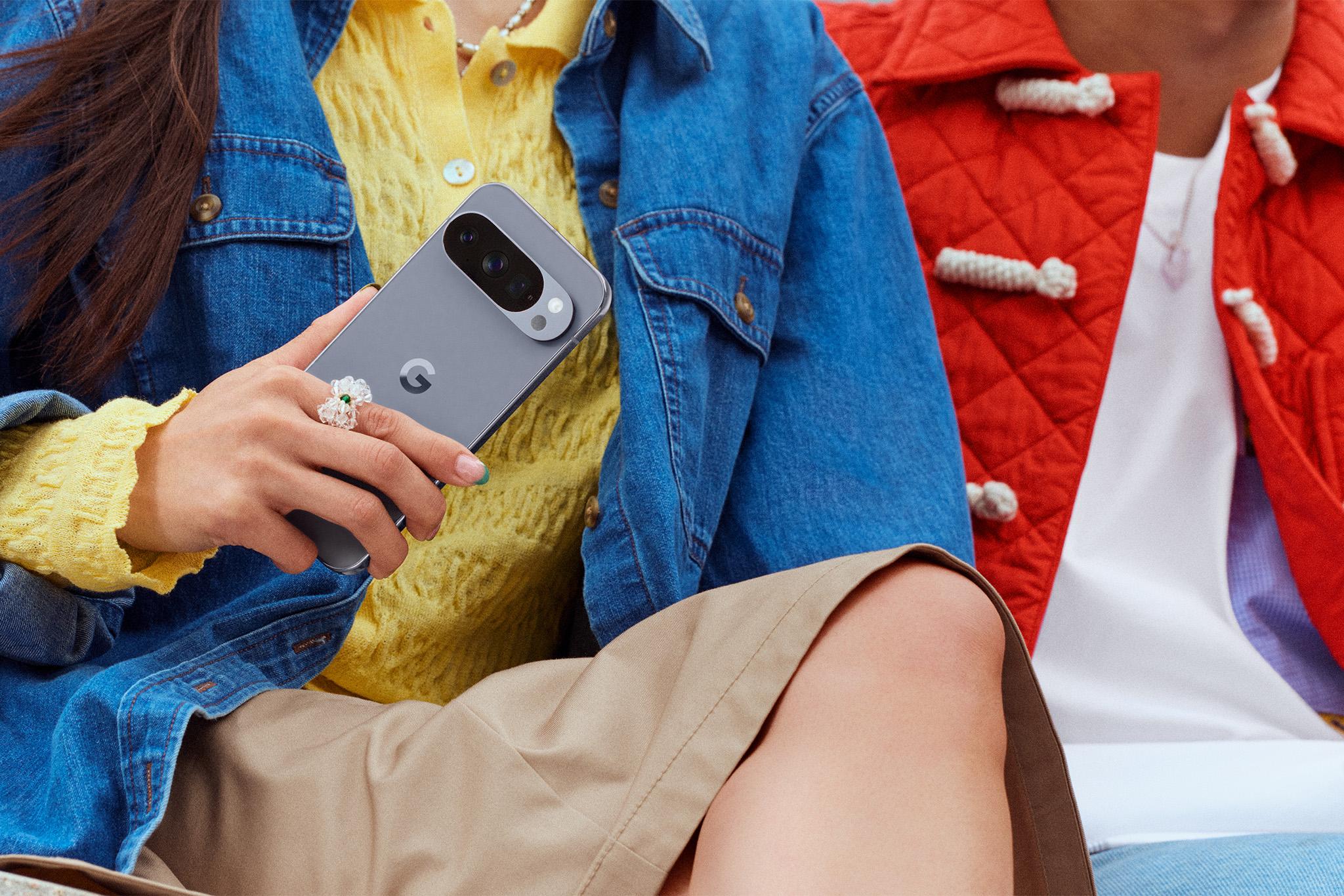 Person som håller i Google Pixel 10 Pro