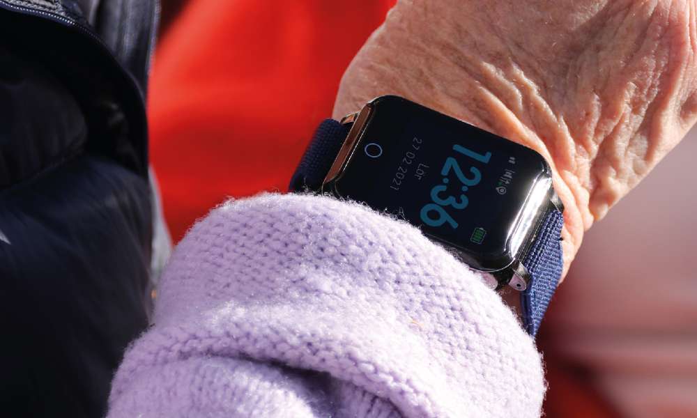 Smartklocka på äldre persons handled