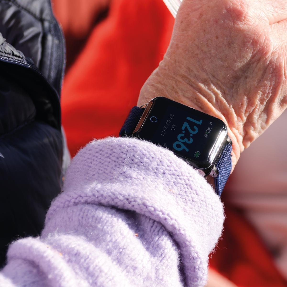 Smartklocka på äldre persons handled