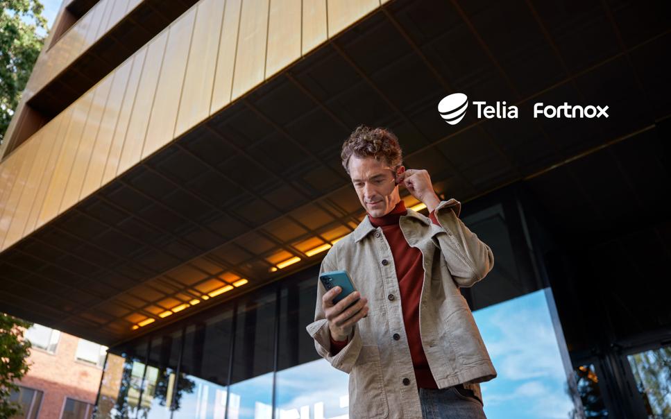 Kille på tunnelbanan med laptop och hörlurar