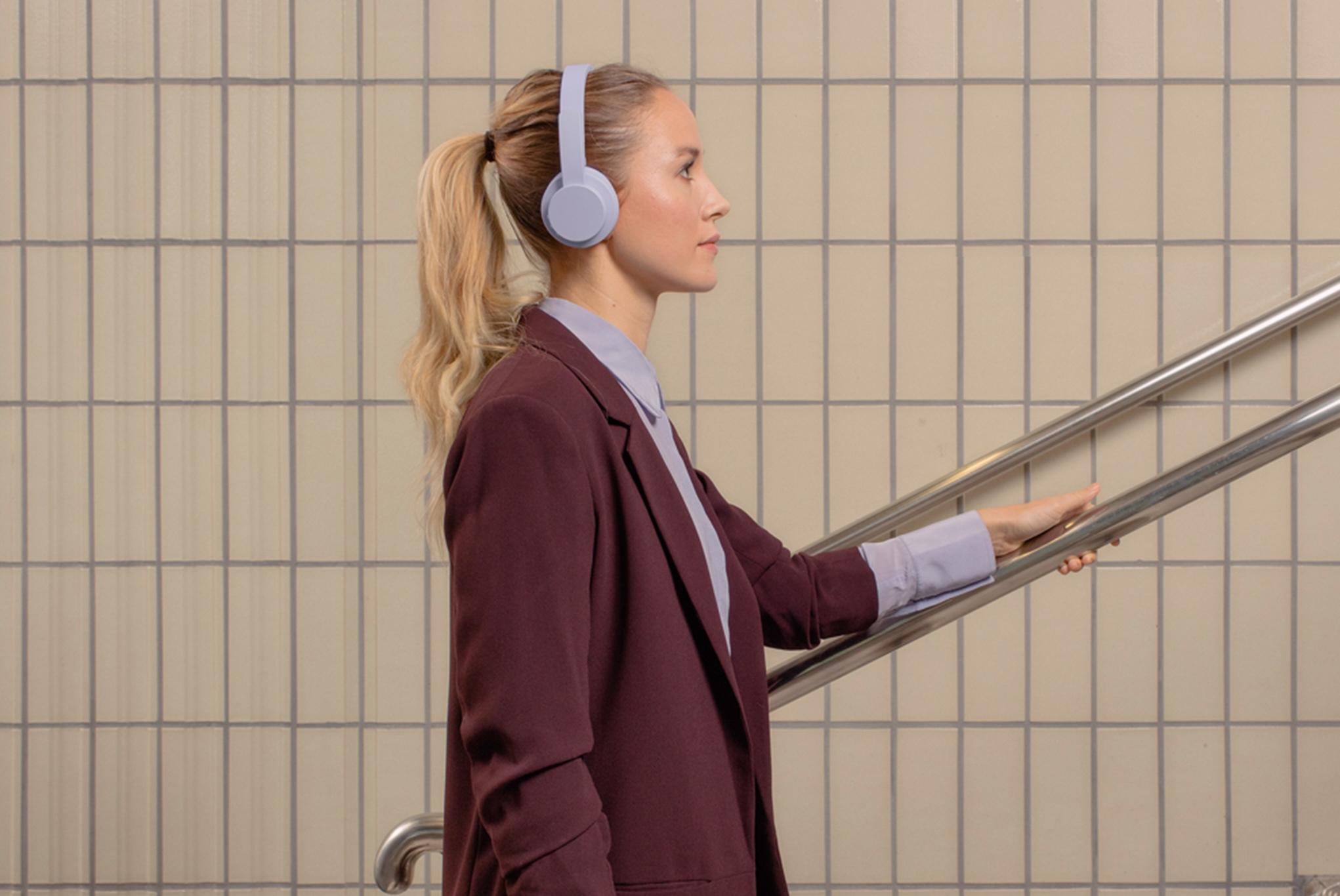 Kvinna med hörlurar i trappa