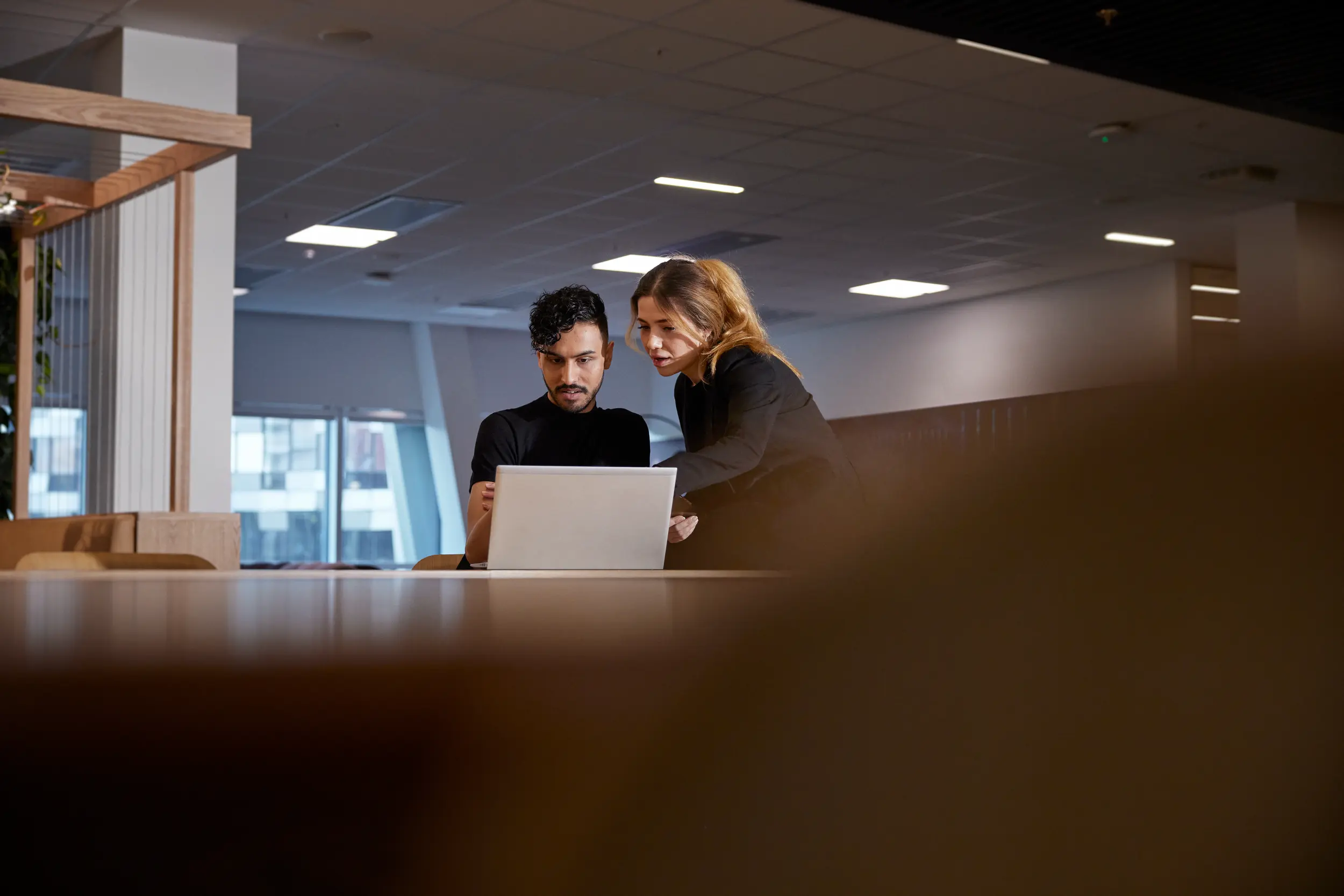 Kvinna arbetar med Smart Säkerhet på laptop på kontor.