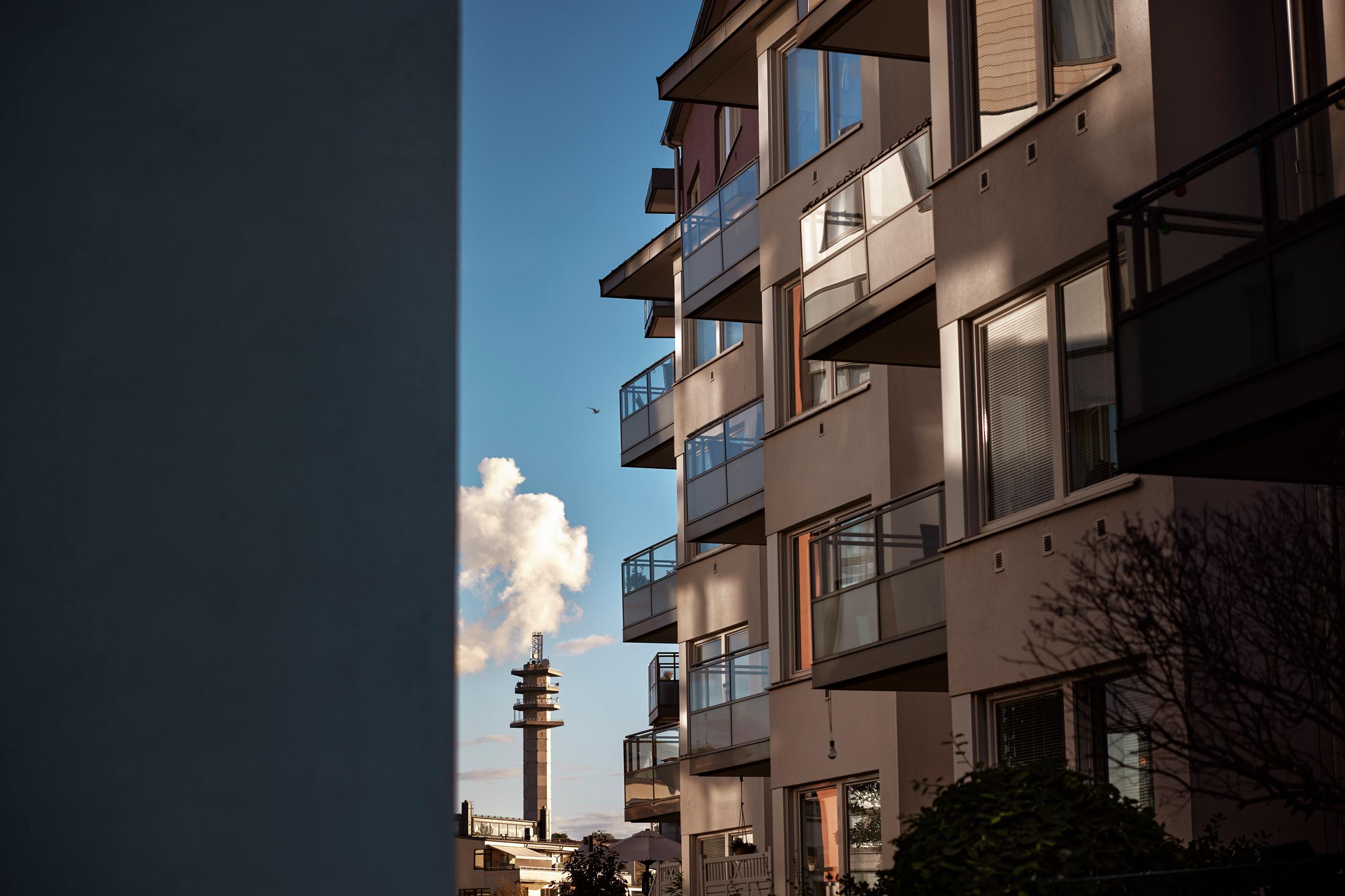 Bostadskvarter i Stockholm med Kaknästornet i bakgrunden.