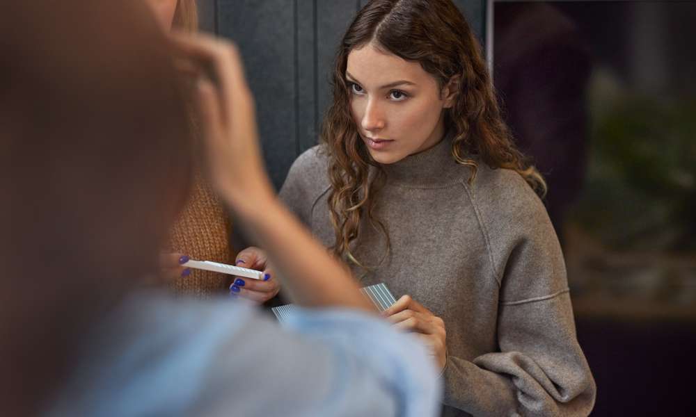 Ung kvinna kollar upp under workshop på kontor