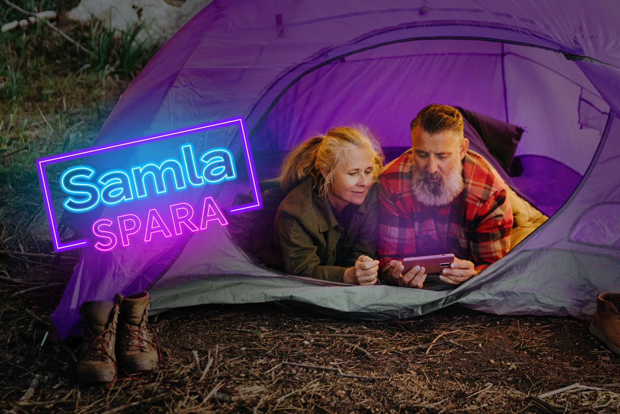 Man och kvinna som kollar på mobilen tillsammans i ett tält med en neon-logga vid sidan av med texten: "Samla och spara". Samla dina tjänster hos Telia idag och få samlingsrabatt!