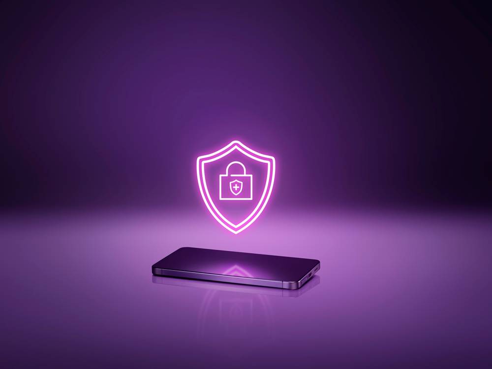 Mobiltelefon med Telias säkerhetssymbol ovanför