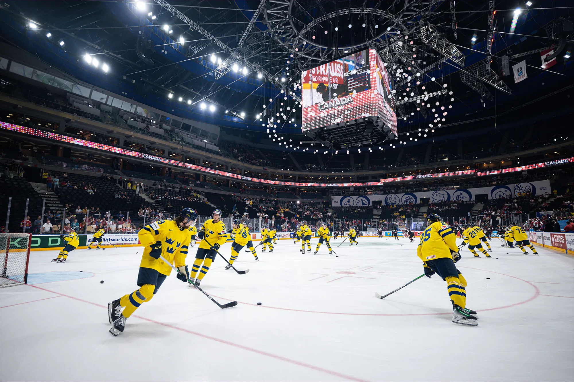 Svenska herrlandslaget, Tre Kronor, i hockey-VM under bronsmatchen mellan Sverige och Kanada tidigare år i Prag. Missa inte Sveriges chans till revansch – streama ishockey-VM 2026 på Viaplay med Telia. , Maxim Thore / Bildbyrån