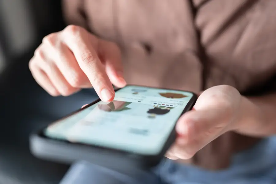 En kvinna shoppar på en e-handelssajt via mobilen.