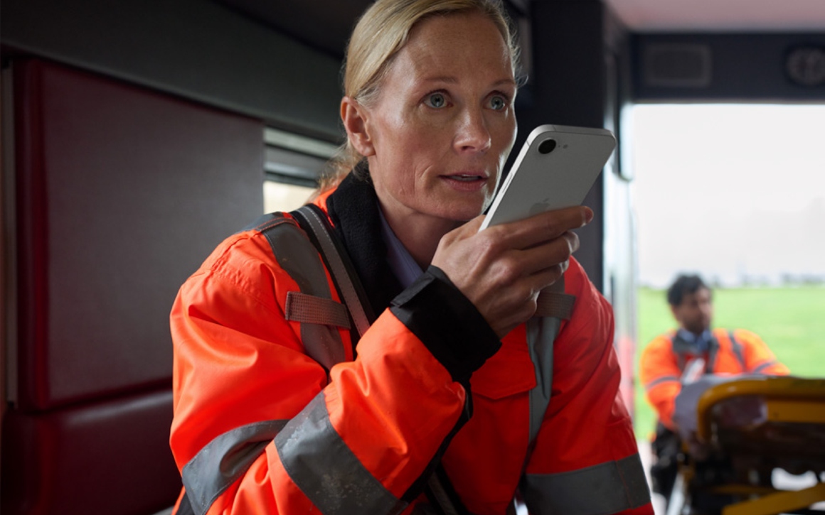 Ambulansförare pratar i iPhone 17 Pro på jobbet.