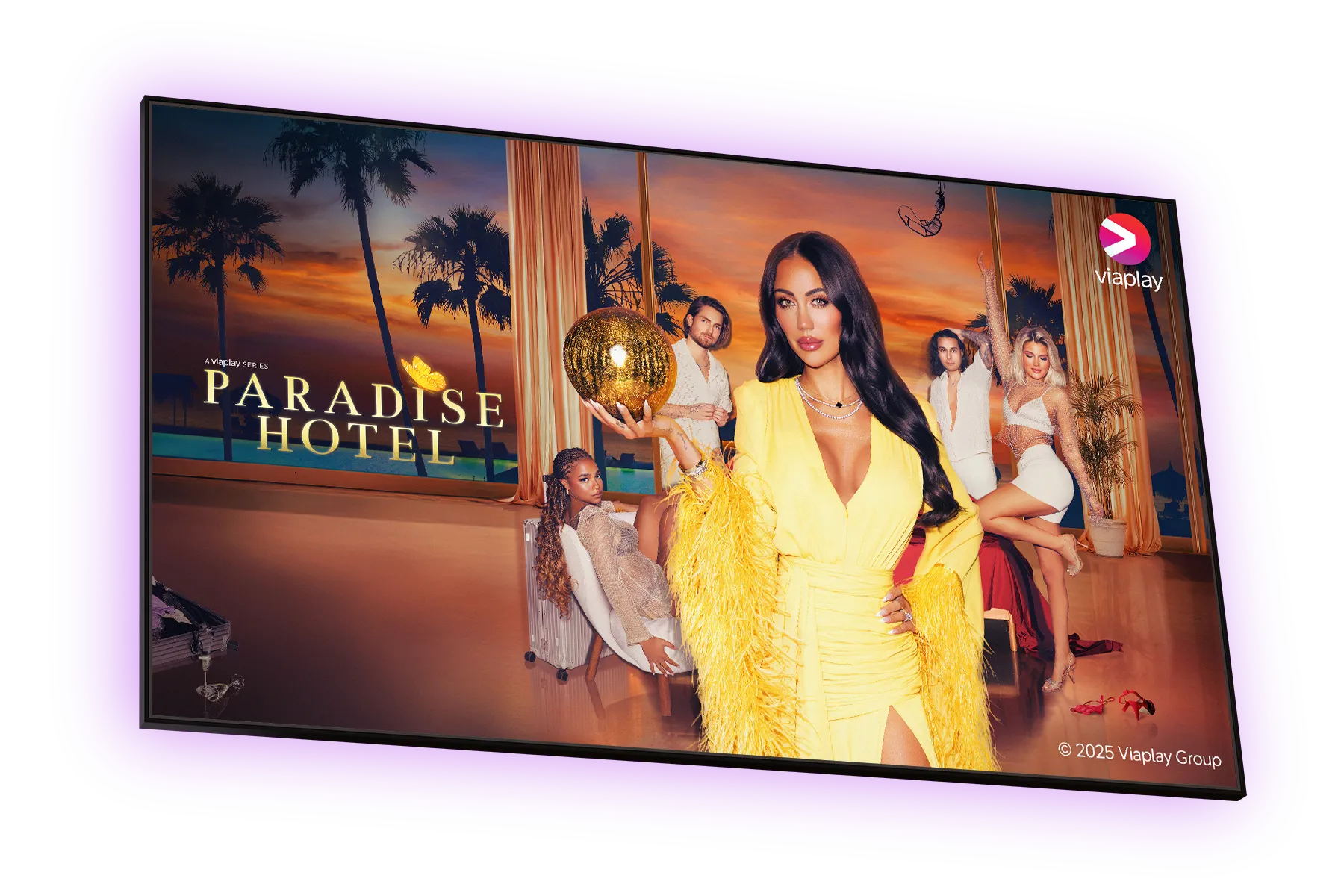 Programledaren Rebecca Stella tillsammans med aktuella deltagare i Paradise Hotel, säsong 17, som går att se på TV3 och streama på Viaplay från den 25 augusti 2025.