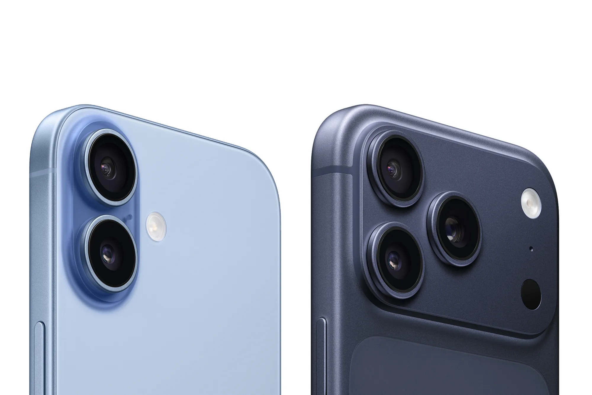 Baksidan av iPhone 17 och iPhone 17 Pro där man ser deras kamera med 2 respektive 3 linser