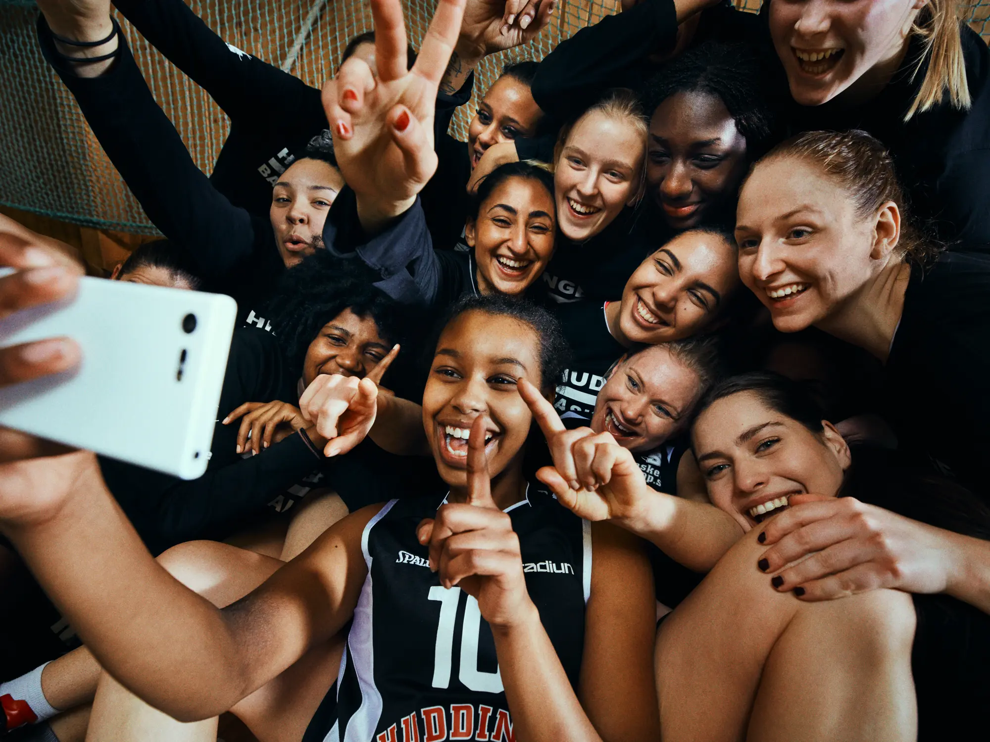 Glada baskettjejer tar en selfie tillsammans.