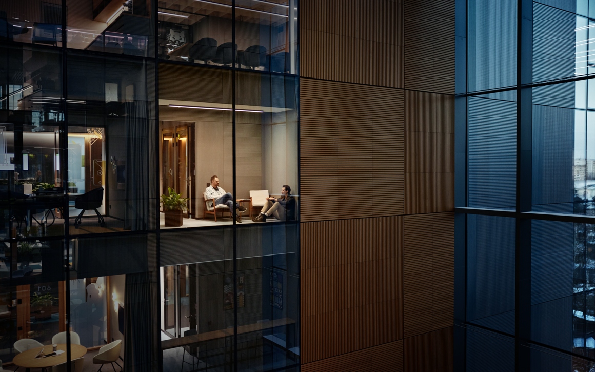 Två män i ett konferensrum