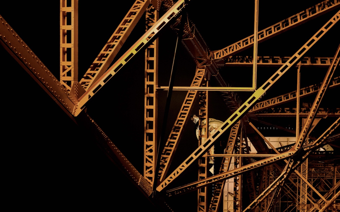 Höghus med sol som skiner mellan husen