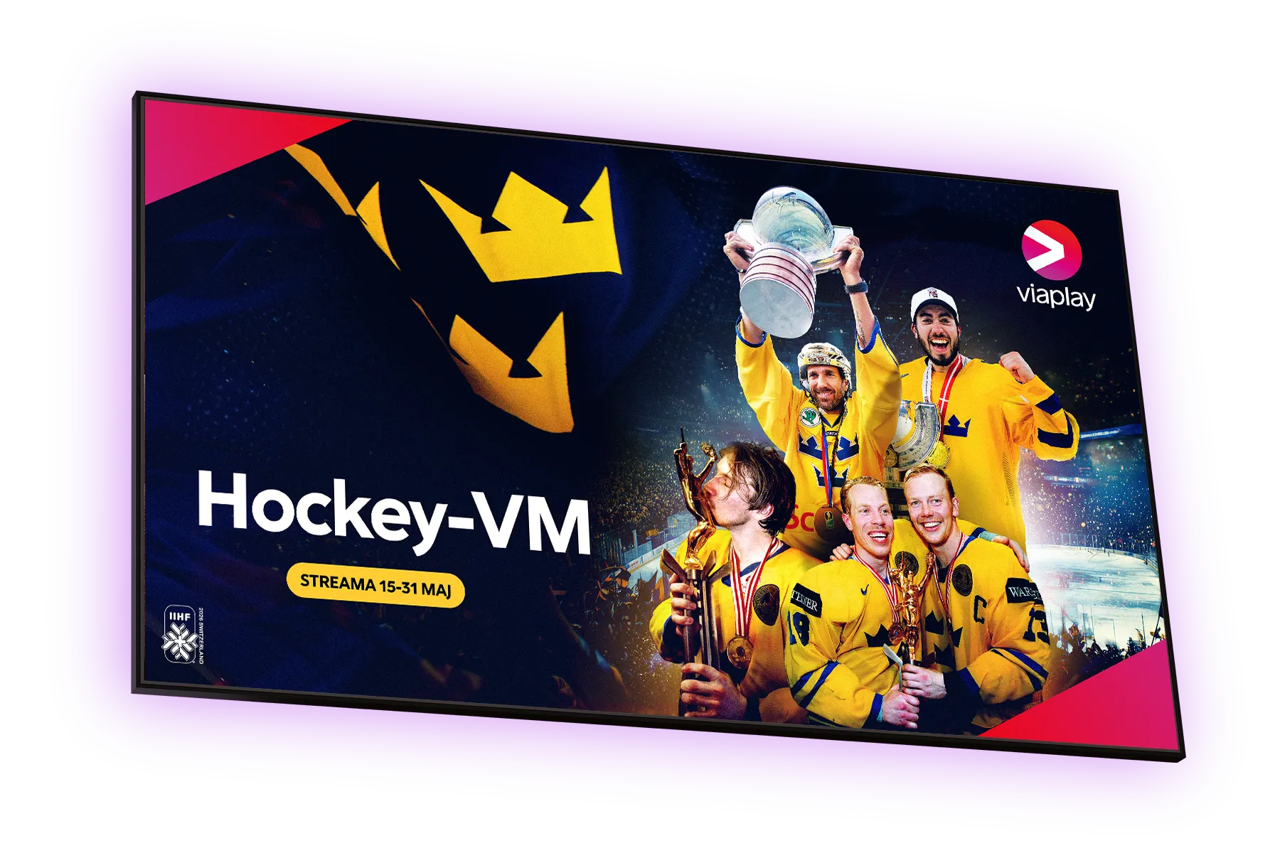 En tv-skärm med aktuella ishockeyspelare från det svenska landslaget i hockey-VM tillsammans med texten: "Streama 15-31 maj" – streama hockey-VM 2026 på Viaplay med Telia.