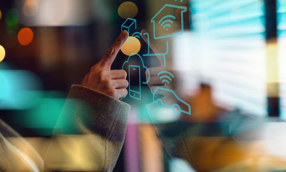 Händer framför skärm