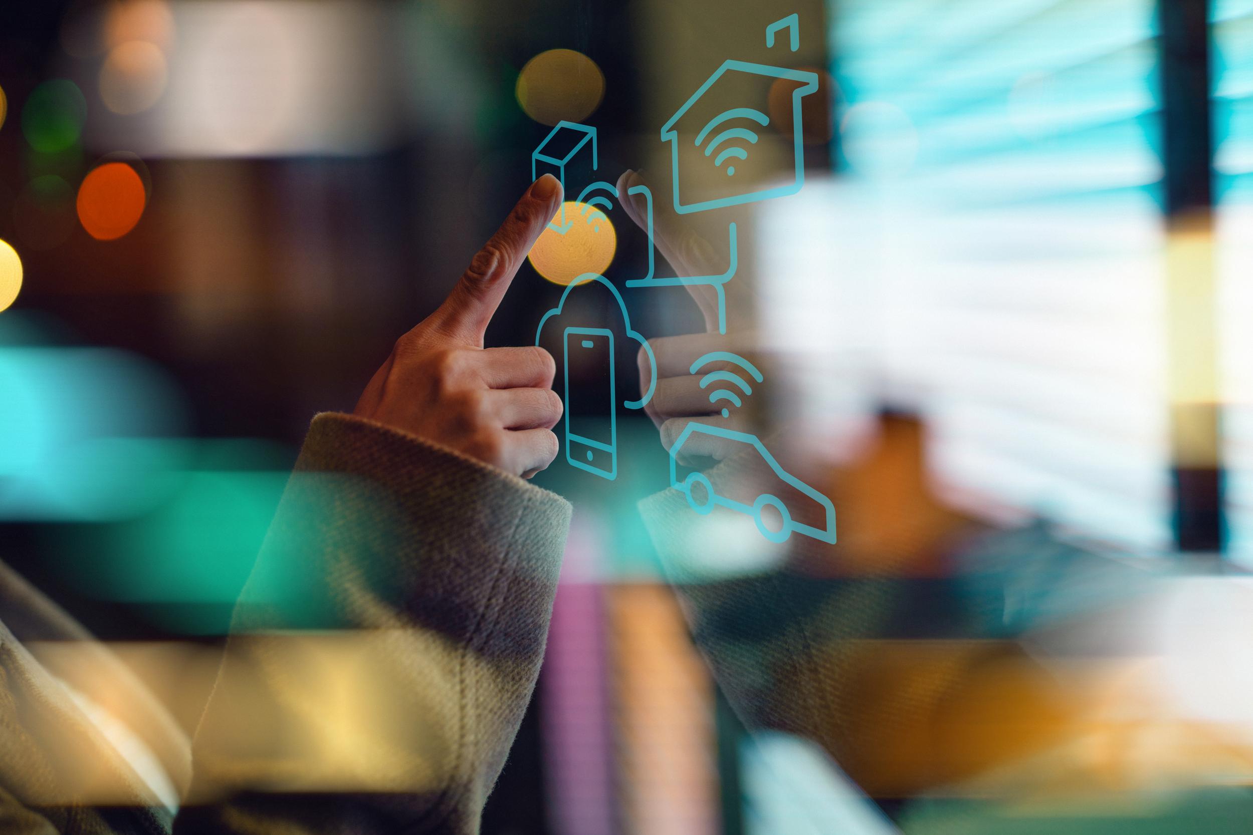 Händer framför skärm