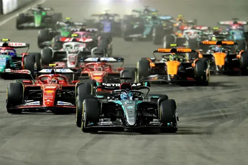 Bilar från den fartfyllda tävlingen och motorsporten i Formel 1.