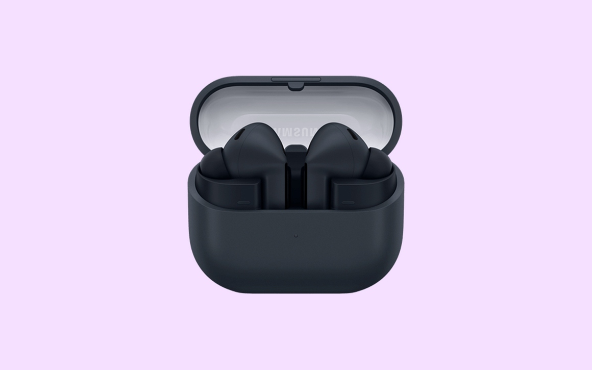 Samsungs hörlurar Galaxy Buds3 med rosa bakgrund