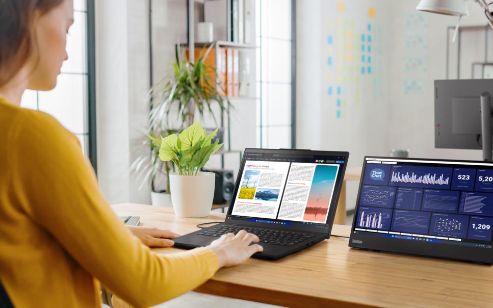 Kvinna arbetar med en Lenovo Thinkpad L14
