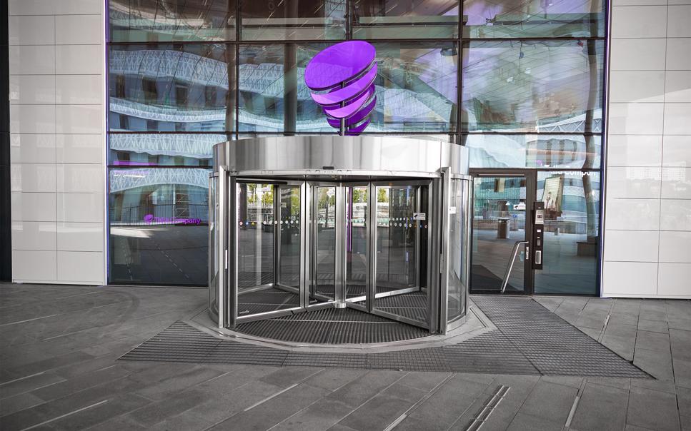 Entré till Telias huvudkontor i Solna.
