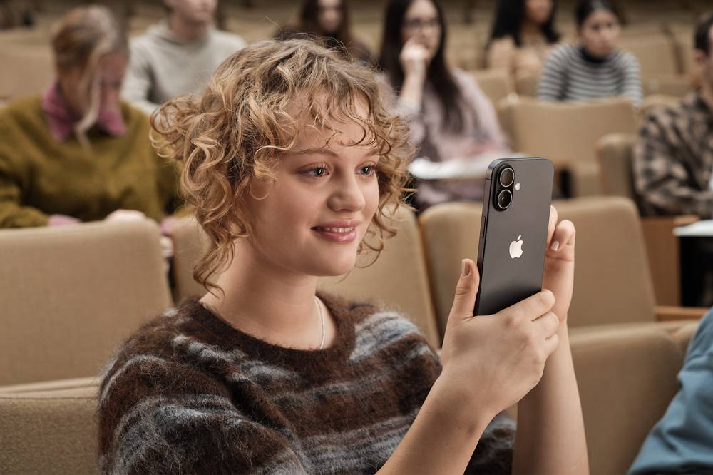 Apple bespoke kampanj tjej tittar på iPhone 17 och ler