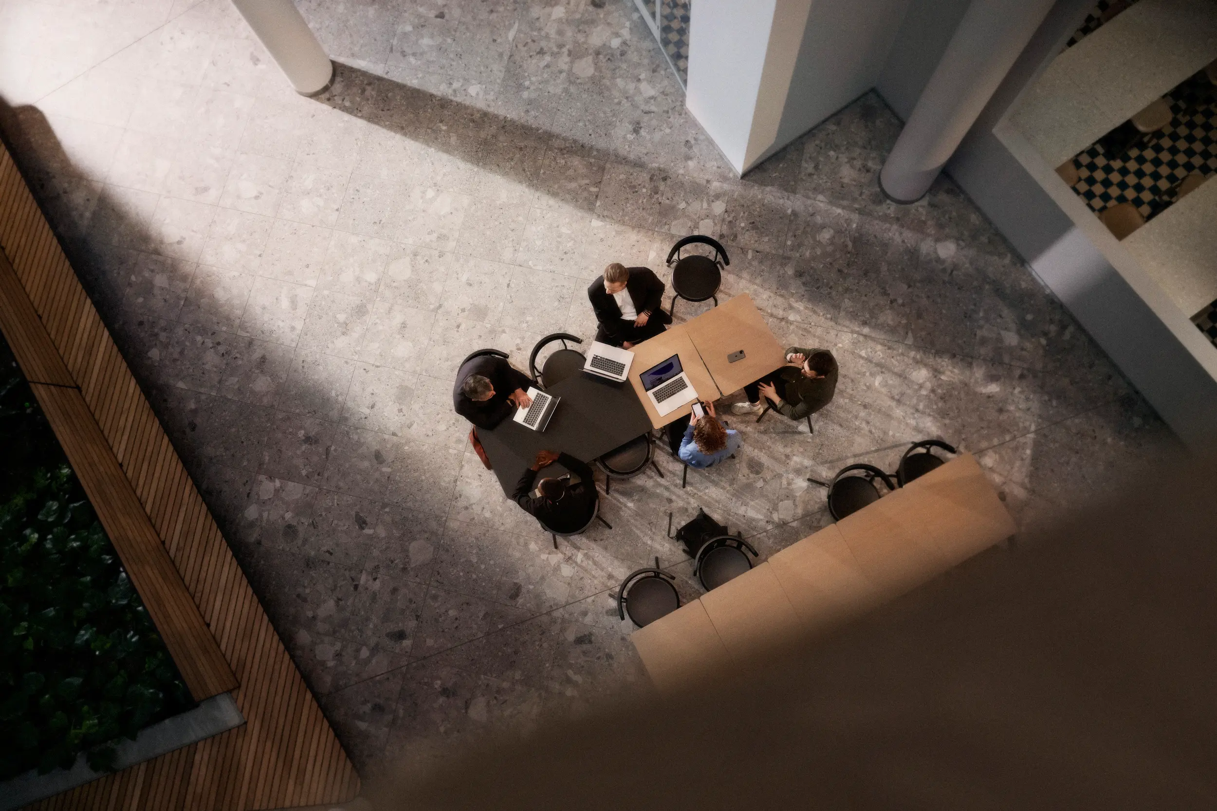 Konferensbord med personer från ovan