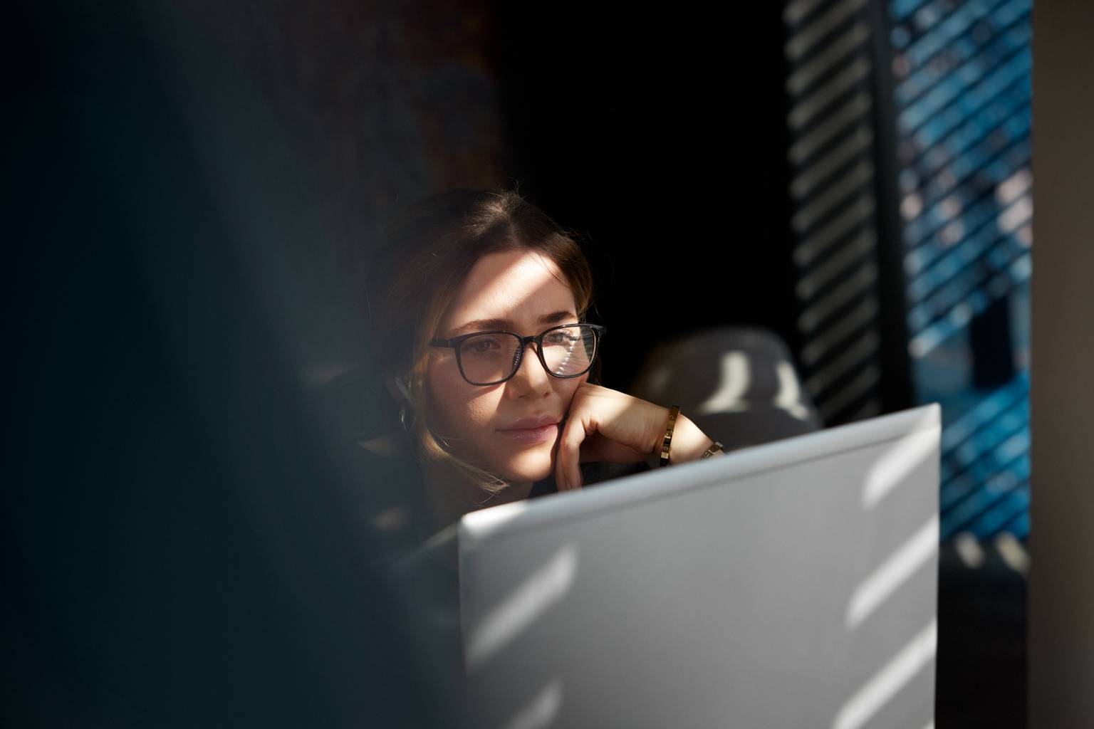 Kvinna arbetar på distans med VPN på sin laptop.