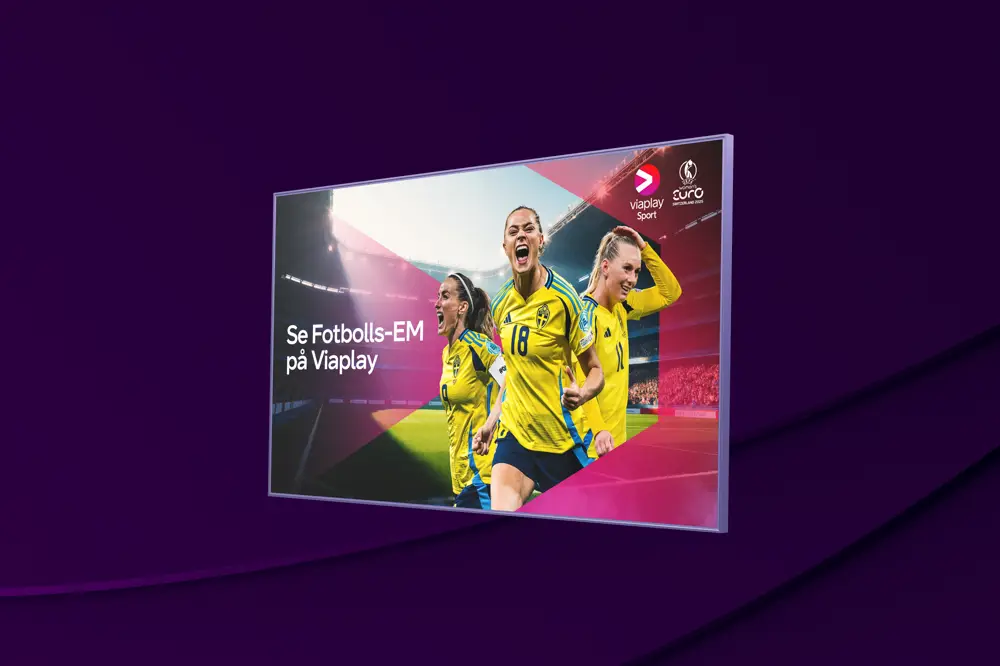 En tv-skärm med aktuella fotbollsspelare från dam-EM i fotboll 2025 som sänds på Viaplays nya sportkanal Viaplay Sport.
