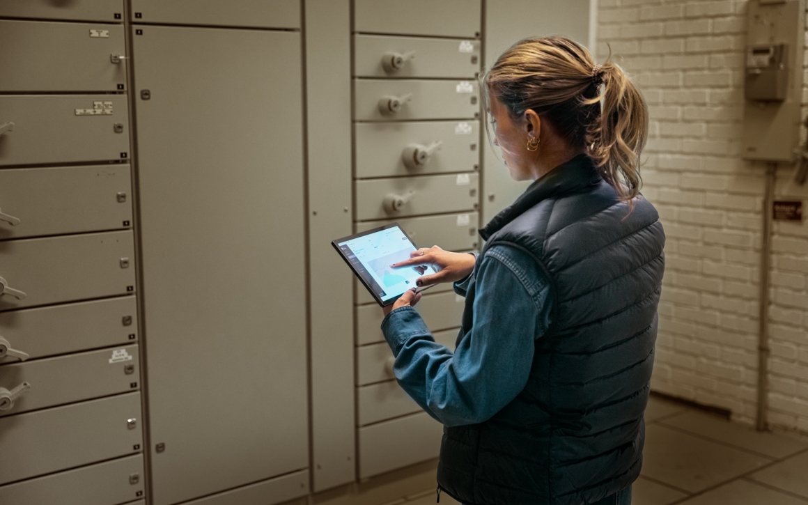 Kvinna med platta framför plåtskåp