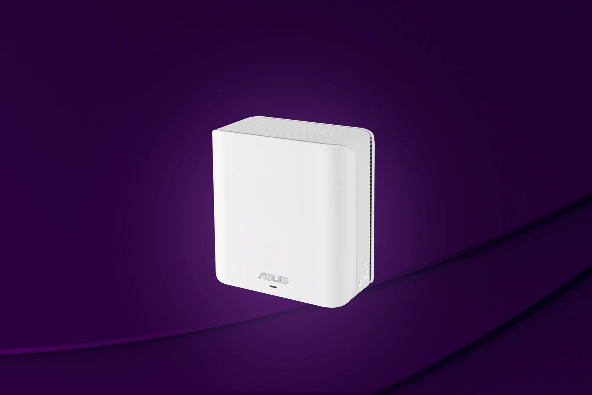 Routern ASUS ZenWifi BD4 mot mörklila bakgrund.