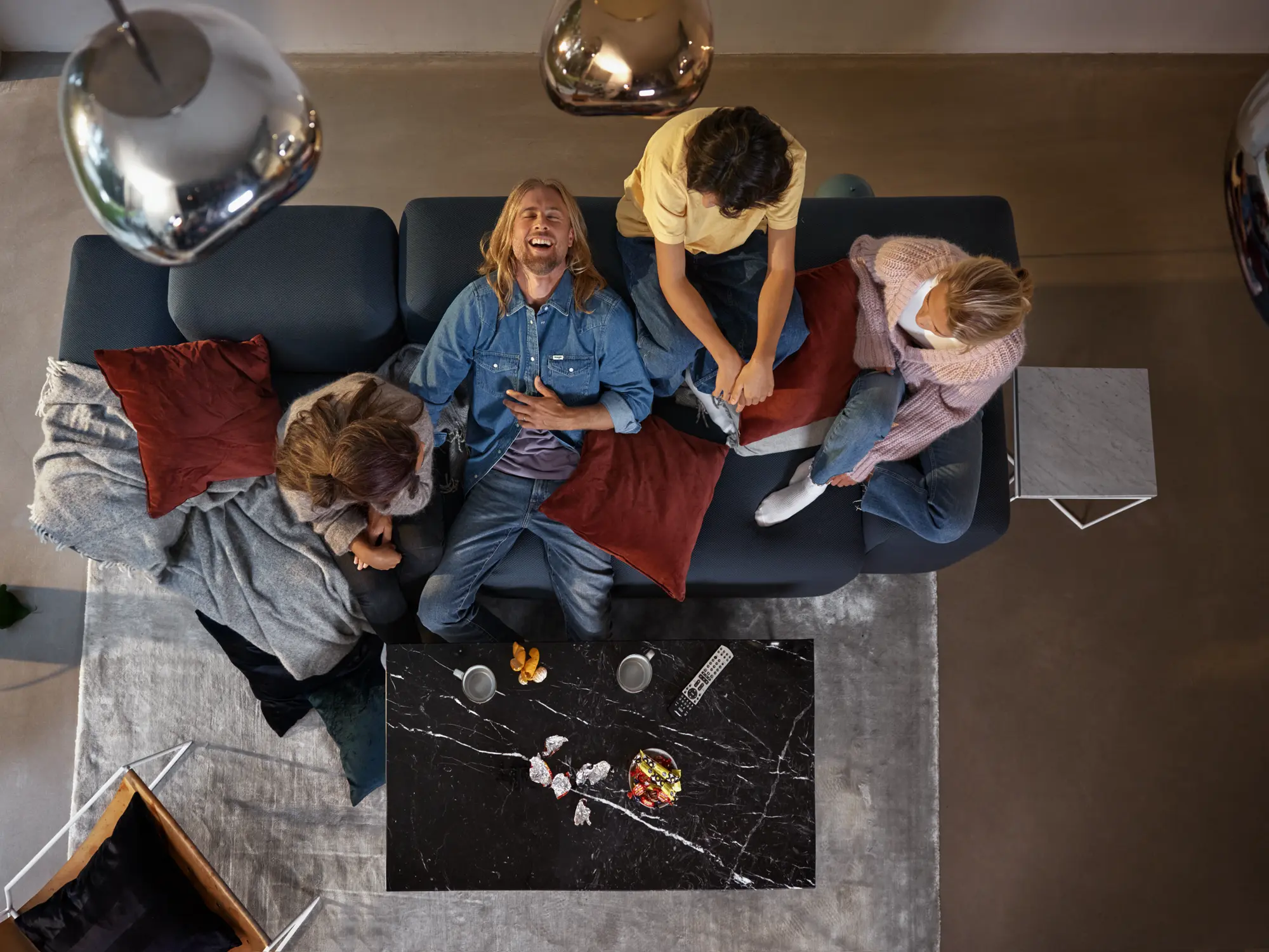 Personer sitter i soffa fotat uppifrån