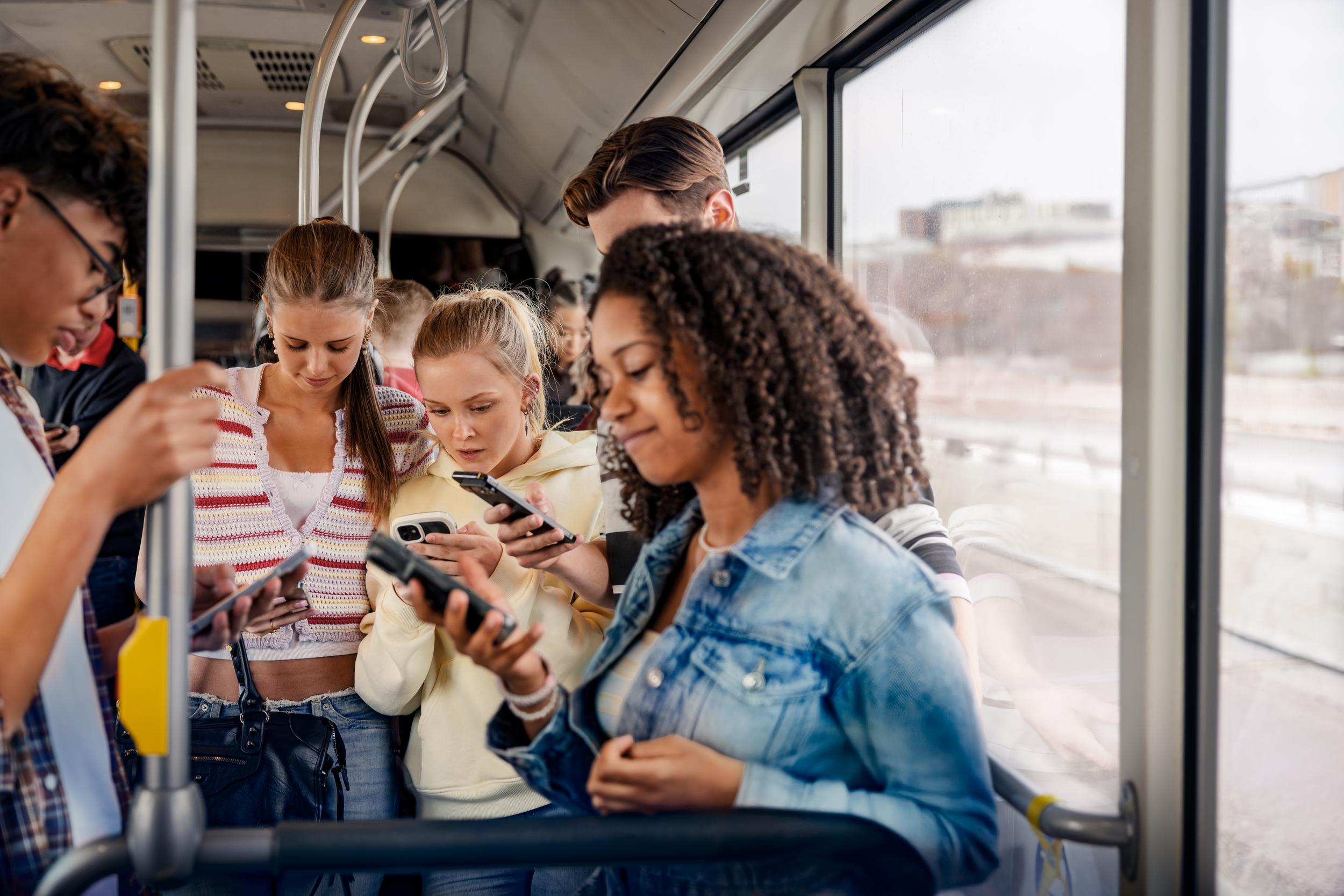 Människor på en buss