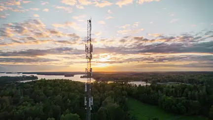 Bild på en mobilmast i ett öppet landskap.
