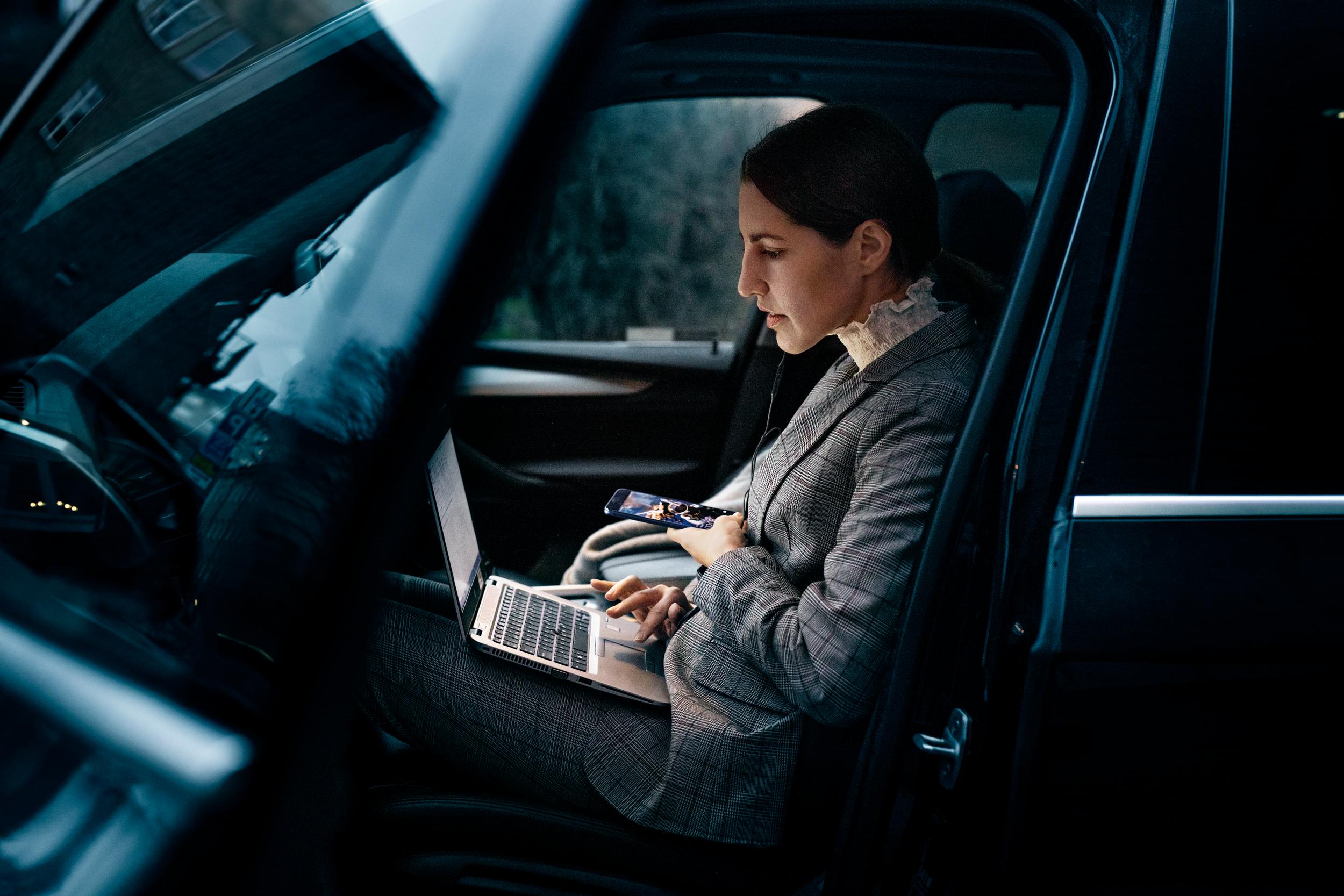 Kvinna med laptop i bil