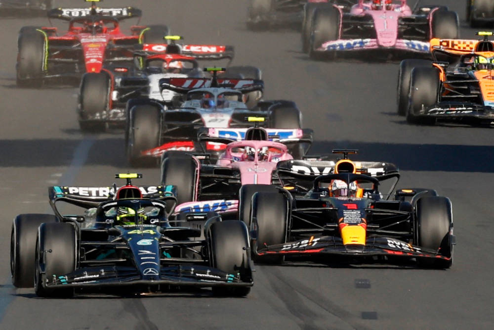 Formel 1 säsongen 2024 ser ut att bli minst lika fartfyll som tidigare år med 24 inplanerade lopp och fler lopp på lördagar. Här är ett antal bilar på banan i samband med Grand Prix i Australien 2023., Darrian Traynor/Reuters/Ritzau Scanpix