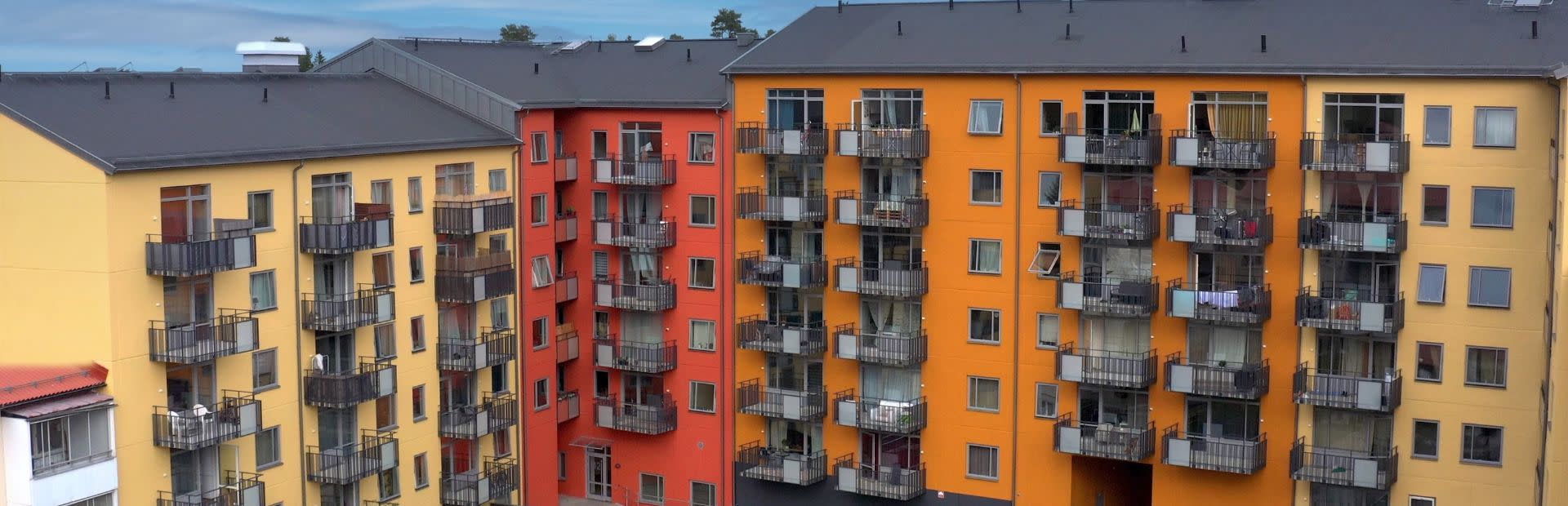 Fasader på flervåningshus i brunröda toner