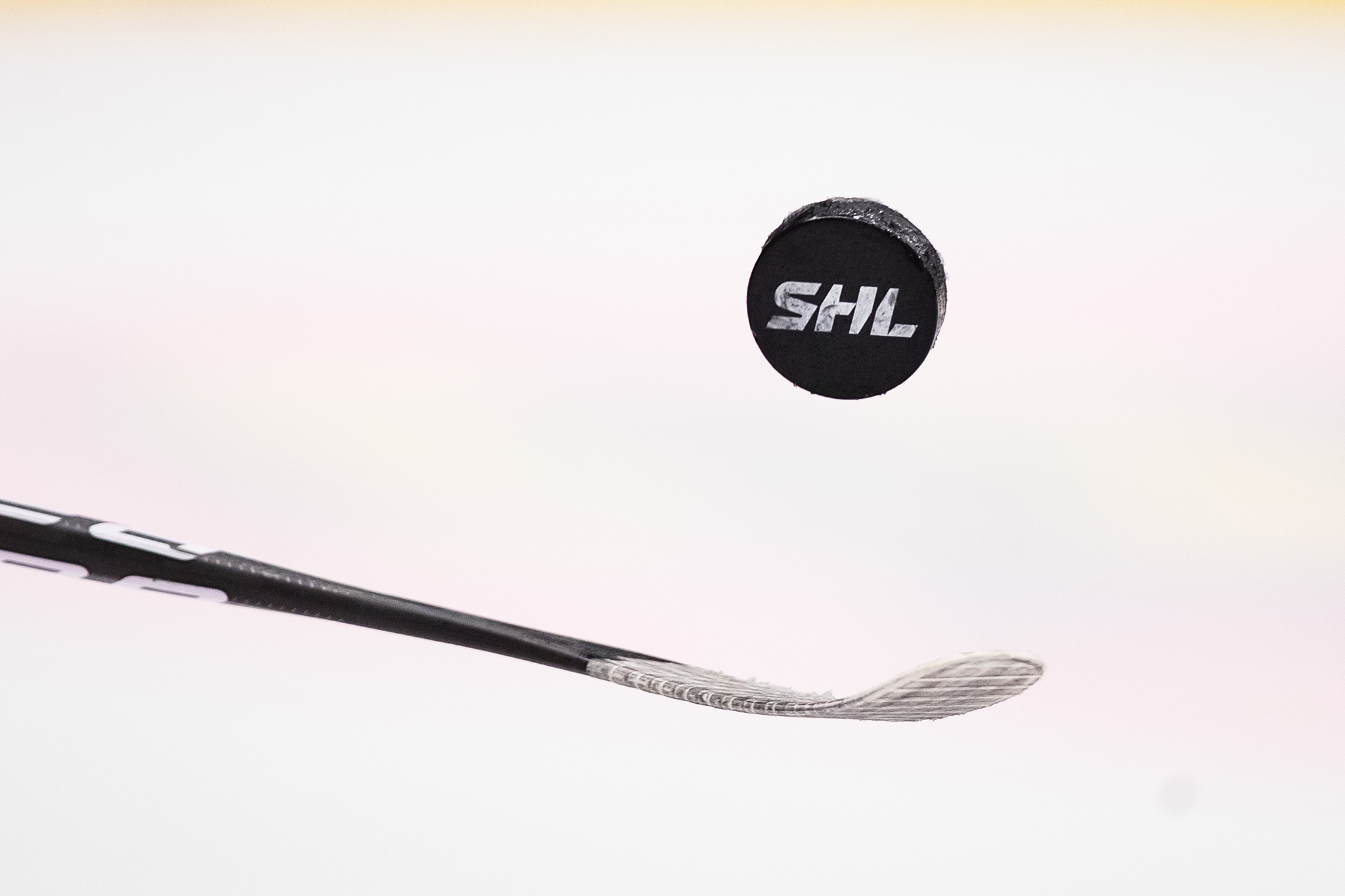 SHL Svenska Hockeyligan - årets säsong pågår från den 14 september 2023. Hockeyklubba och SHL puck på isen. , Bildbyrån - Andreas L Eriksson.